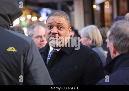 NEW YORK, NEW YORK - 13 DICEMBRE: Il sindaco Eric Adams, affiancato dal procuratore distrettuale di Manhattan Alvin Bragg e dai dignitari, celebra il successo della “Midtown Improvement Coalition” della NYPD Community Link durante un evento stampa a Times Square, Manhattan, venerdì 13 dicembre 2024. L'iniziativa si concentra sul miglioramento della sicurezza pubblica e della qualità della vita a Midtown Manhattan. (Foto: Luiz Rampelotto/EuropaNewswire). Foto Stock