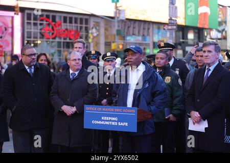 NEW YORK, NEW YORK - 13 DICEMBRE: Il sindaco Eric Adams, affiancato dal procuratore distrettuale di Manhattan Alvin Bragg e dai dignitari, celebra il successo della “Midtown Improvement Coalition” della NYPD Community Link durante un evento stampa a Times Square, Manhattan, venerdì 13 dicembre 2024. L'iniziativa si concentra sul miglioramento della sicurezza pubblica e della qualità della vita a Midtown Manhattan. (Foto: Luiz Rampelotto/EuropaNewswire). Foto Stock