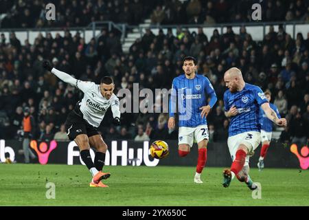 Derby, Regno Unito. 13 dicembre 2024. Kayden Jackson della contea di Derby spara in porta durante la partita del campionato Sky Bet Derby County vs Portsmouth al Pride Park Stadium, Derby, Regno Unito, 13 dicembre 2024 (foto di Alfie Cosgrove/News Images) a Derby, Regno Unito il 12/13/2024. (Foto di Alfie Cosgrove/News Images/Sipa USA) credito: SIPA USA/Alamy Live News Foto Stock