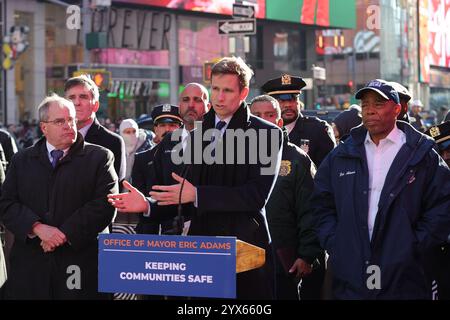 New York, Stati Uniti. 14 dicembre 2024. NEW YORK, NEW YORK - 13 DICEMBRE: Il sindaco Eric Adams, affiancato dal procuratore distrettuale di Manhattan Alvin Bragg e dai dignitari, celebra il successo della "Midtown Improvement Coalition" di NYPD Community Link durante un evento stampa a Times Square, Manhattan, venerdì 13 dicembre 2024. L'iniziativa si concentra sul miglioramento della sicurezza pubblica e della qualità della vita a Midtown Manhattan. (Credit Image: © Luiz Rampelotto/ZUMA Press Wire) SOLO PER USO EDITORIALE! Non per USO commerciale! Foto Stock