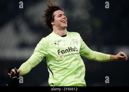 Il portiere della Derby County Jacob Widell Zetterstrom festeggia con i tifosi dopo la partita del campionato Sky Bet al Pride Park Stadium di Derby. Data foto: Venerdì 13 dicembre 2024. Foto Stock