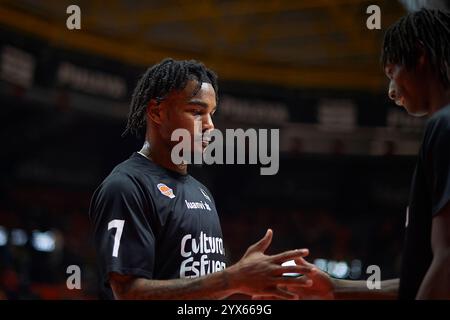 Valencia, Spagna. 13 dicembre 2024. Chris Jones di Valencia cestino visto durante la Liga Endesa Regular Season Round 6 tra Valencia Basket e la Laguna Tenerife a Pabellon Fuente de San Luis. Punteggio finale: Valencia Basket 96 : 81 la Laguna Tenerife. Credito: SOPA Images Limited/Alamy Live News Foto Stock