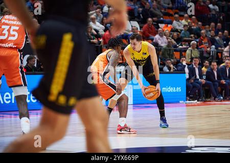 Valencia, Spagna. 13 dicembre 2024. David Kramer di la Laguna Tenerife visto in azione durante il sesto round della Liga Endesa tra Valencia Basket e la Laguna Tenerife a Pabellon Fuente de San Luis. Punteggio finale: Valencia Basket 96 : 81 la Laguna Tenerife. Credito: SOPA Images Limited/Alamy Live News Foto Stock