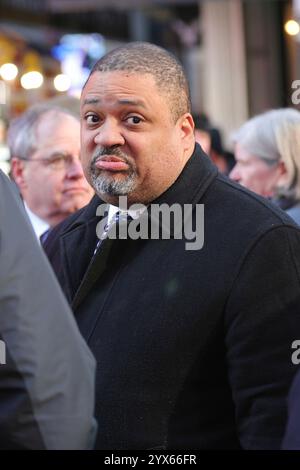 Times Square, Manhattan. 13 dicembre 2024. NEW YORK, NEW YORK - 13 DICEMBRE: Il sindaco Eric Adams, affiancato dal procuratore distrettuale di Manhattan Alvin Bragg e dai dignitari celebra il successo della comunità NYPD Links “Midtown Improvement Coalition durante un evento stampa a Times Square, Manhattan, venerdì 13 dicembre 2024. L'iniziativa si concentra sul miglioramento della sicurezza pubblica e della qualità della vita a Midtown Manhattan. (Crediti: Luiz Rampelotto/EuropaNewswire)./dpa/Alamy Live News Foto Stock