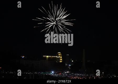 I fuochi d'artificio illuminano il cielo notturno mentre la gente si riunisce in Piazza Omayyad per celebrare il crollo del regime di Baath di 61 anni e la fine dell'era della famiglia Assad a Damasco, in Siria, il 13 dicembre 2024. Migliaia di giubilanti siriani si sono riuniti anche fuori da una moschea di riferimento nella capitale Damasco per celebrare durante le preghiere del primo venerdì dall'estromissione di Assad l'8 dicembre. Foto di Omar Haj Kadour/UPI credito: UPI/Alamy Live News Foto Stock