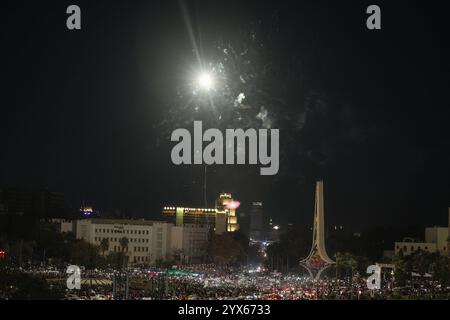 I fuochi d'artificio illuminano il cielo notturno mentre la gente si riunisce in Piazza Omayyad per celebrare il crollo del regime di Baath di 61 anni e la fine dell'era della famiglia Assad a Damasco, in Siria, il 13 dicembre 2024. Migliaia di giubilanti siriani si sono riuniti anche fuori da una moschea di riferimento nella capitale Damasco per celebrare durante le preghiere del primo venerdì dall'estromissione di Assad l'8 dicembre. Foto di Omar Haj Kadour/UPI credito: UPI/Alamy Live News Foto Stock