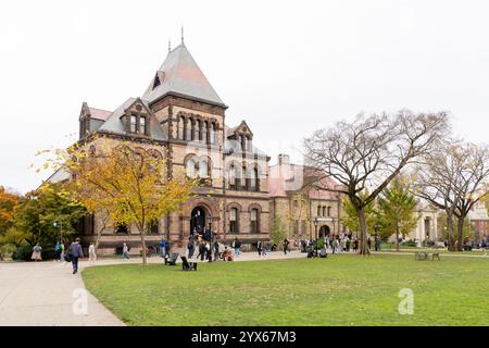 Providence, Rhode Island, USA - 10 novembre 2023: Persone in visita alla Brown University a Providence, Rhode, USA. Foto Stock