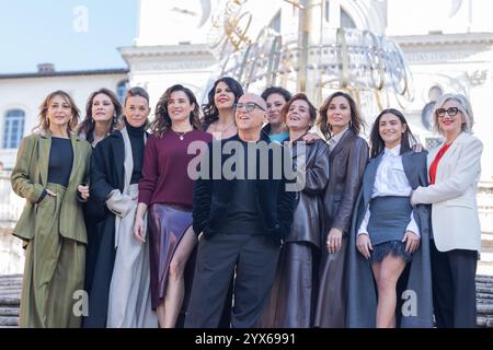 12 dicembre 2024, Roma, Italia: Il regista Ferzan Ozpetek con l'attrice del cast del film ''Diamanti'' partecipa al photocall sulla scalinata di Piazza di Spagna a Roma (Credit Image: © Matteo Nardone/Pacific Press via ZUMA Press Wire) SOLO USO EDITORIALE! Non per USO commerciale! Foto Stock