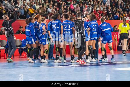 20241213 EHF Womens Euro Handball Championship VIENNA, AUSTRIA - 13 DICEMBRE: Team di Francia in un time-out durante la semifinale femminile EHF EURO 2024 del Campionato europeo di pallamano femminile - Women's EHF Euro 2024 Handball Championchip con il motto -Cattura lo spirito- tra Francia e Danimarca nella Hall D della Wiener Stadthalle il 13 dicembre 2024 a Vienna, Austria. 241213 SEPA 17 016 Copyright: XIsabellexOuvrardx SEPAxMedia Foto Stock