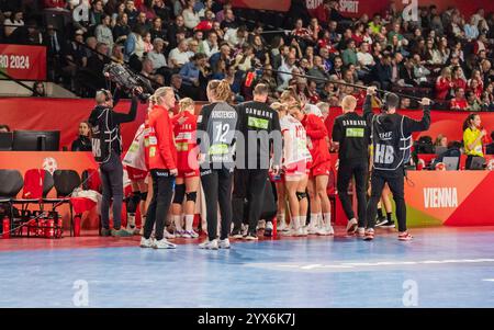 20241213 EHF Womens Euro Handball Championship VIENNA, AUSTRIA - 13 DICEMBRE: Squadra di Danimarca durante un time-out durante la semifinale femminile EHF EURO 2024 del Women's European Handball Championship - Womens EHF Euro 2024 Handball Championchip con il motto -Cattura lo spirito- tra Francia e Danimarca nella Hall D della Wiener Stadthalle il 13 dicembre 2024 a Vienna, Austria. 241213 SEPA 17 023 Copyright: XIsabellexOuvrardx SEPAxMedia Foto Stock