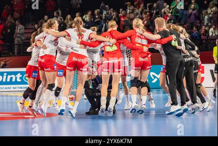 20241213 EHF Womens Euro Handball Championship VIENNA, AUSTRIA - 13 DICEMBRE: La squadra danese celebra la vittoria della semifinale Womens EHF EURO 2024 e quindi l'ingresso nella finale del Campionato europeo di pallamano femminile - Women EHF Euro 2024 Handball Championchip con il motto -Cattura lo spirito- tra Francia e Danimarca nella Hall D della Wiener Stadthalle il 13 dicembre 2024 a Vienna, Austria. 241213 SEPA 17 035 Copyright: XIsabellexOuvrardx SEPAxMedia Foto Stock