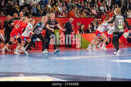 20241213 EHF Womens Euro Handball Championship VIENNA, AUSTRIA - 13 DICEMBRE: La squadra danese celebra la vittoria della semifinale Womens EHF EURO 2024 e quindi l'ingresso nella finale del Campionato europeo di pallamano femminile - Women EHF Euro 2024 Handball Championchip con il motto -Cattura lo spirito- tra Francia e Danimarca nella Hall D della Wiener Stadthalle il 13 dicembre 2024 a Vienna, Austria. 241213 SEPA 17 032 Copyright: XIsabellexOuvrardx SEPAxMedia Foto Stock