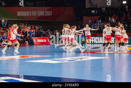 20241213 EHF Womens Euro Handball Championship VIENNA, AUSTRIA - 13 DICEMBRE: La squadra danese celebra la vittoria della semifinale Womens EHF EURO 2024 e quindi l'ingresso nella finale del Campionato europeo di pallamano femminile - Women EHF Euro 2024 Handball Championchip con il motto -Cattura lo spirito- tra Francia e Danimarca nella Hall D della Wiener Stadthalle il 13 dicembre 2024 a Vienna, Austria. 241213 SEPA 17 033 Copyright: XIsabellexOuvrardx SEPAxMedia Foto Stock