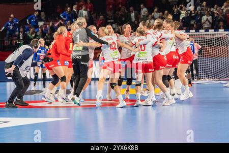 20241213 EHF Womens Euro Handball Championship VIENNA, AUSTRIA - 13 DICEMBRE: La squadra danese celebra la vittoria della semifinale Womens EHF EURO 2024 e quindi l'ingresso nella finale del Campionato europeo di pallamano femminile - Women EHF Euro 2024 Handball Championchip con il motto -Cattura lo spirito- tra Francia e Danimarca nella Hall D della Wiener Stadthalle il 13 dicembre 2024 a Vienna, Austria. 241213 SEPA 17 034 Copyright: XIsabellexOuvrardx SEPAxMedia Foto Stock