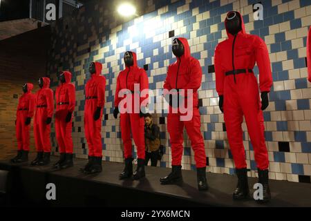 Los Angeles, Stati Uniti. 13 dicembre 2024. Atmosphere partecipa al Los Angeles Premiere & fan Event per la seconda stagione di "Squid Game" di Netflix al Los Angeles City College il 12 dicembre 2024 a Los Angeles, California. Foto: Crash/imageSPACE credito: Imagespace/Alamy Live News Foto Stock