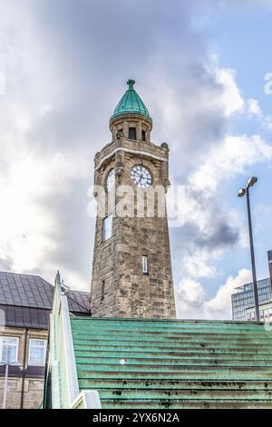 Famosi moli di Landungsbruecken con porto commerciale e fiume Elba, quartiere St. Pauli, Amburgo. Foto Stock