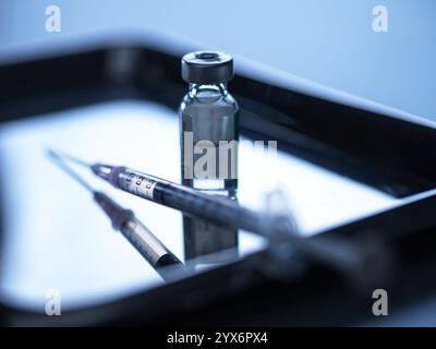 Fiala e siringa vaccinali in attesa di un paziente. Foto Stock