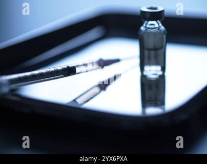 Fiala e siringa vaccinali in attesa di un paziente. Foto Stock
