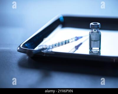 Fiala e siringa vaccinali in attesa di un paziente. Foto Stock