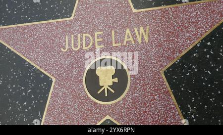 Los Angeles, California, USA 12 settembre 2024 Actor Jude Law Hollywood Walk of Fame Star su Hollywood Blvd dalla cerimonia di todayÕs il 12 dicembre 2024 a Los Angeles, California, USA. Jude Law Star è accanto all'attore Ewan McGregor. Foto di Barry King/Alamy Stock Photo Foto Stock