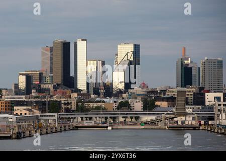 Tallinn, Estonia. 16 agosto 2024. Una vista del Porto di Tallinn e dei grattacieli nel quartiere finanziario e finanziario di Tallin. Tallinn è la capitale e il principale centro governativo, finanziario, industriale e culturale dell'Estonia. (Foto di Karol Serewis/SOPA Images/Sipa USA) credito: SIPA USA/Alamy Live News Foto Stock