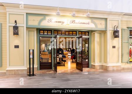 Natick, Massachusetts, USA - 9 novembre 2023: Negozio di abbigliamento Tommy Bahama presso il centro commerciale Natick di Natick, Massachusetts, USA. Foto Stock