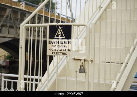 cartello di avvertenza nessun ingresso elettrico ad alta tensione Foto Stock