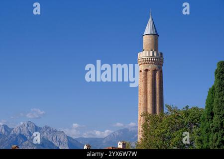 Minareto della Moschea di Yivli a Kaleici, Antalya, Turchia. Simbolo e simbolo di Antalya Foto Stock