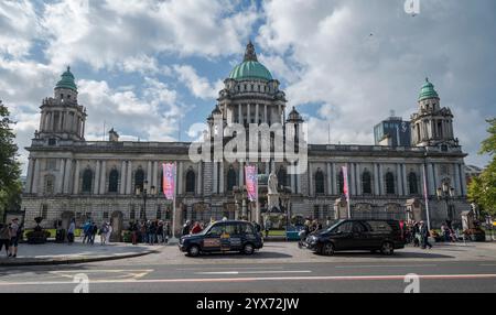 BELFAST, IRLANDA DEL NORD - 4 AGOSTO 2023: La facciata del Belfast City Hall, caratterizzata da un grande stile architettonico classico con una cupola centrale, flan Foto Stock