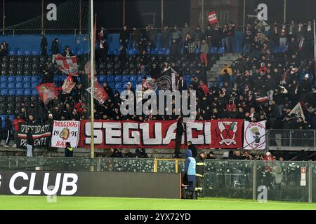 Pisa, Italia. 13 dicembre 2024. Tifosi di Bari durante AC Pisa vs SSC Bari, partita di calcio italiano di serie B a Pisa, Italia, 13 dicembre 2024 crediti: Agenzia fotografica indipendente/Alamy Live News Foto Stock