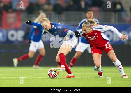 Oslo, Norvegia. 12 dicembre 2024. Oslo, Norvegia, 12 dicembre 2024: Karina Saevik (21 Valerenga) Alessia Russo (23 Arsenale) lotta per il pallone durante la partita di calcio UEFA Womens Champions League tra Valerenga e Arsenal all'Intility Arena di Oslo, Norvegia. (Ane Frosaker/SPP) credito: SPP Sport Press Photo. /Alamy Live News Foto Stock