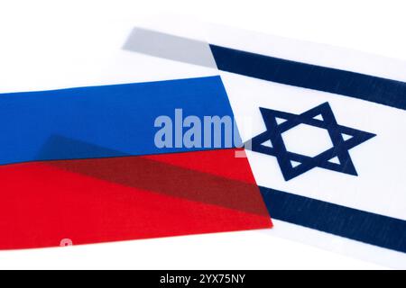 Due bandiere Israele e Russia su sfondo bianco Foto Stock