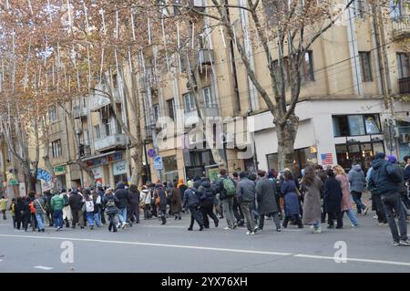 Tbilisi, Georgia - 12 dicembre 2024 - manifestanti che camminano lungo via Merab Kostava. (Foto di Markku Rainer Peltonen) Foto Stock