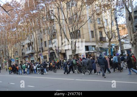 Tbilisi, Georgia - 12 dicembre 2024 - manifestanti che camminano lungo via Merab Kostava. (Foto di Markku Rainer Peltonen) Foto Stock