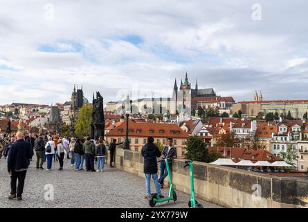 Turisti sul Ponte Carlo a Praga con il Castello di Praga sullo sfondo Foto Stock