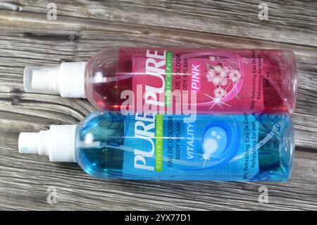 Cairo, Egitto, 1 novembre 2024: Purezza naturale pura Eau De Cologne body Splash vitality blu e rosa per uomini e donne, formulazioni profumate in tipico stile Foto Stock