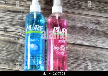 Cairo, Egitto, 1 novembre 2024: Purezza naturale pura Eau De Cologne body Splash vitality blu e rosa per uomini e donne, formulazioni profumate in tipico stile Foto Stock