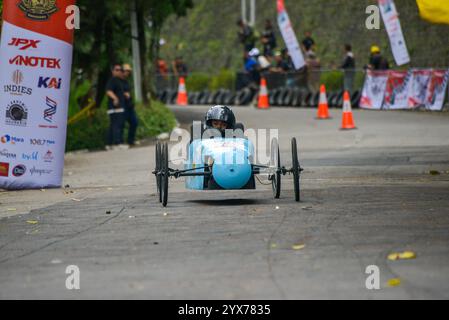 I partecipanti ALLA GARA DI CART SOAPBOX prendono parte a una gara di auto Soapbox su una strada in discesa a Bandung, Giava Occidentale, Indonesia, 14 dicembre 2024. Al concorso hanno partecipato 120 partecipanti. IMAGO/KHAIRIZAL MARIS Bandung West Java Indonesia Copyright: XKhairizalxMarisxKhairizalxMarisx SOAPBOX CART RACE 09 Foto Stock