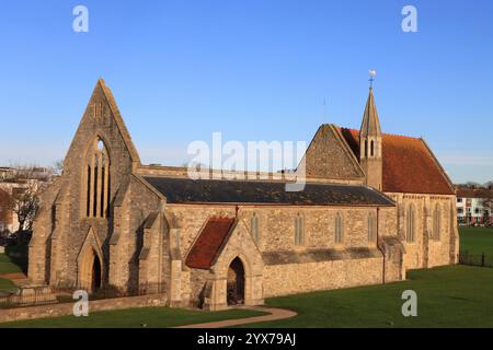 Vecchia Portsmouth e Southsea, Hampshire, Inghilterra. 28 novembre 2024. Vista a colori, inclusa la facciata della Royal Garrison Church. Foto Stock