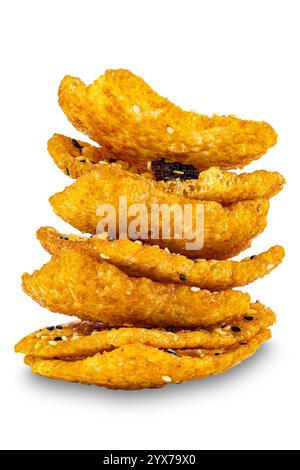 Vista ravvicinata della pila di croccanti cracker per riso fatto in casa, isolato su sfondo bianco con percorso di ritaglio. Foto Stock