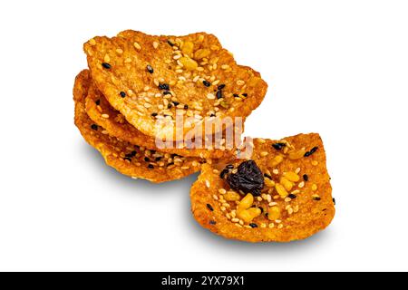 Cracker per riso multicanale croccante con vista ad alto angolo, isolato su sfondo bianco con percorso di ritaglio. Foto Stock