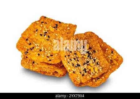 Cracker per riso multicanale di forma quadrata, croccante e fatto in casa, isolato su sfondo bianco con percorso di ritaglio. Foto Stock