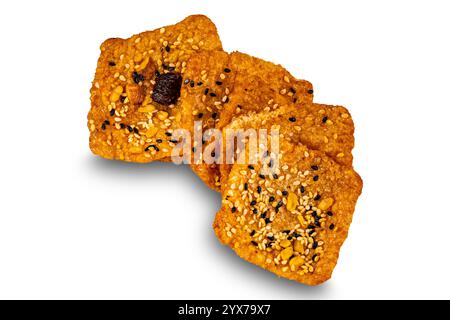 Vista ad alto angolo del cracker per riso multigrano croccante fatto in casa isolato su sfondo bianco con percorso di ritaglio. Foto Stock