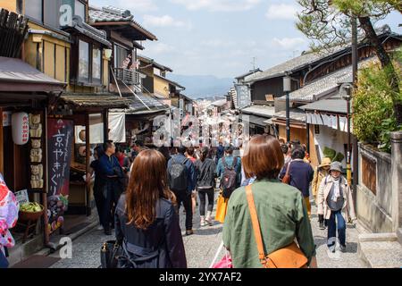 Turisti che visitano Gion, vecchia area tradizionale di Kyoto, Giappone, il 1° aprile 2018 Foto Stock