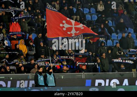 Pisa, Italia. 13 dicembre 2024. Tifosi del Pisa durante AC Pisa vs SSC Bari, partita di calcio italiano di serie B a Pisa, Italia, 13 dicembre 2024 crediti: Agenzia fotografica indipendente/Alamy Live News Foto Stock