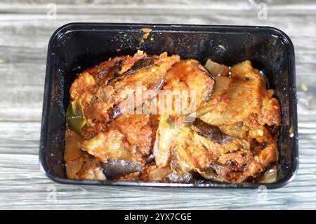 Ricetta di moussaka, melanzane o a base di patate, peperoni e peperoni, spesso con carne macinata, molto comune nei Balcani e nel Medio Oriente Foto Stock