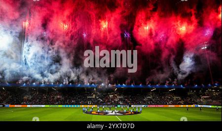 Pilsen, Repubblica Ceca. 12 dicembre 2024. Fuochi d'artificio prima del FC Viktoria Plzen contro il Manchester United FC UEFA Europa League Matchday 6 Doosan Arena, Pilsen, Repubblica Ceca il 12 dicembre 2024 Credit: Every Second Media/Alamy Live News Foto Stock