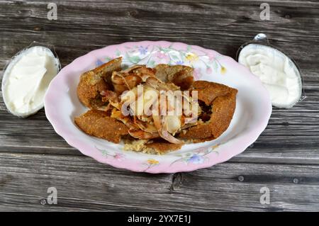 Shawarma di pollo fritto Kibbeh, Kibbeh a base di carne macinata magra speziata e grano bulgur, ripieno con fette di shawerma di pollo, servito di solito Foto Stock