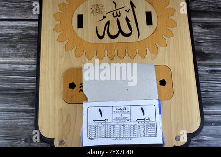 Cairo, Egitto, 11 dicembre 2024: Calendario giornaliero in legno con blocco gregoriano e Hijri in lingua araba dell'anno 2025, con il nome di Dio tutti Foto Stock