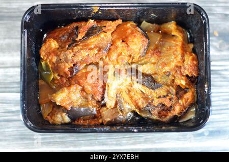 Ricetta di moussaka, melanzane o a base di patate, peperoni e peperoni, spesso con carne macinata, molto comune nei Balcani e nel Medio Oriente Foto Stock